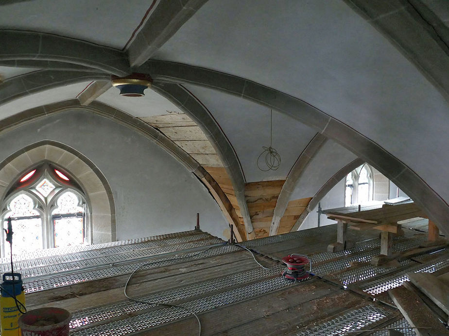 Arbeiten am Holzgewölbe im Bereich der Strebebögen und der Verschalung.und Verputzung der Wände (Foto: Karl-Franz Thiede)